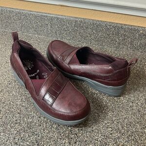 Easy Street SoLite Burgundy Faux Leather Shoe Womens 11 M Comfort Casual Slip On